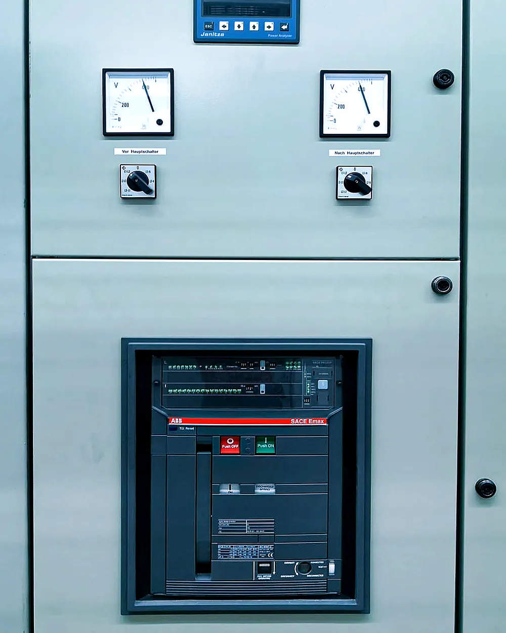 Schaltanlage mit ABB-Leistungsschalter – Salvus Elektrotechnik