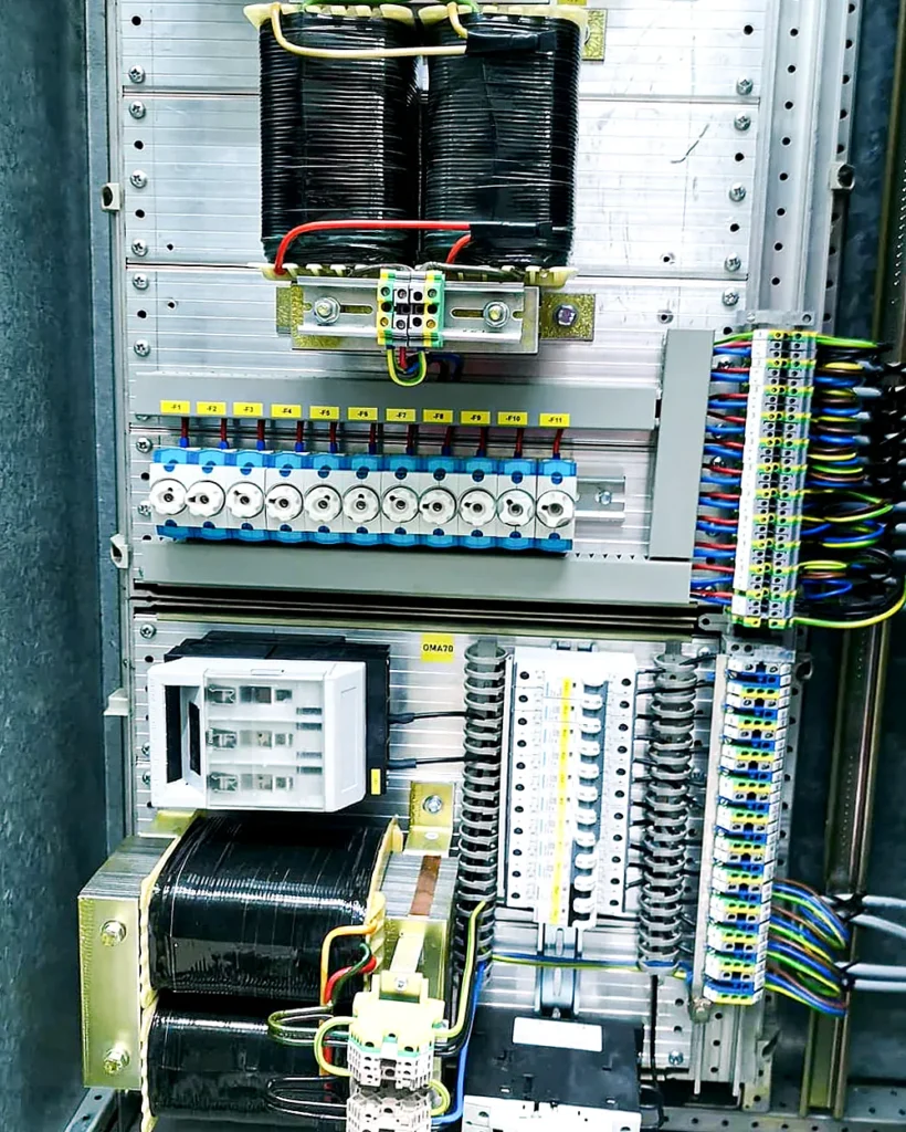 Steuerungsschrank mit Transformator
